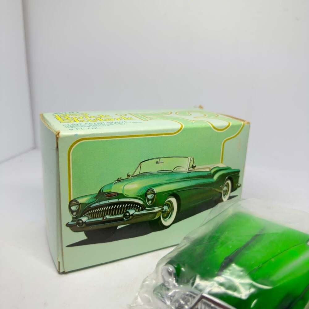 Vintage Avon 1953 Buick Skylark Clint After Shave Decanter Bottle with Box